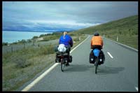 Auf der Mount Cook Road am Ufer des Lake Pukaki
