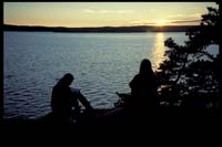 Anita und Susi genießen den Sonnenuntergang auf Bärön