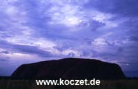 Ayers Rock in der Abenddämmerung