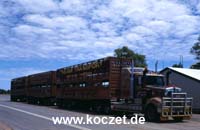 Road Train am Kulgera Roadhouse