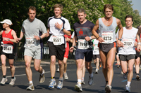 Marathonläufer nahe Theodor-Heuss-Brücke