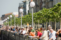 Zuschauer an der Rheinuferpromenade
