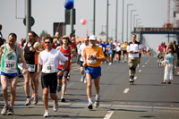 Marathonläufer auf der Oberkasseler Brücke