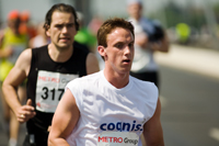 Marathonläufer auf der Oberkasseler Brücke